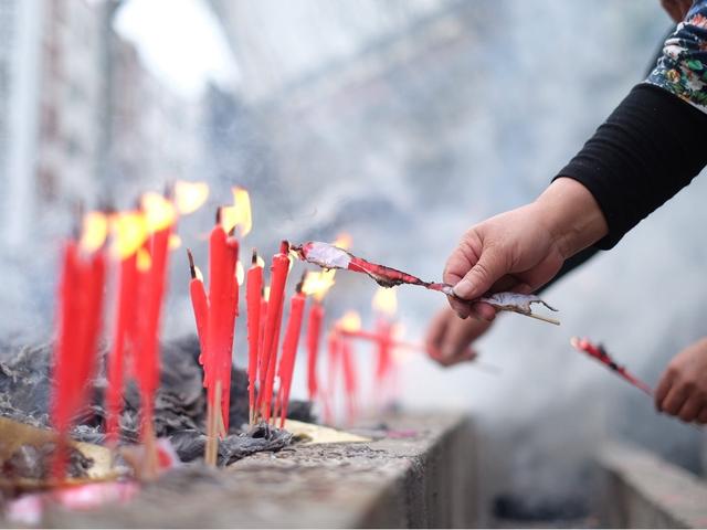 虽然当下提倡新俗扫墓忌明火,但是每逢清明节出售香烛祭品的纸扎店