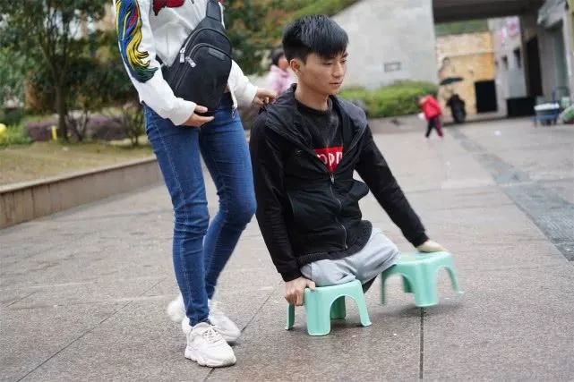 贵州90后美女护士不顾家人反对,嫁无腿小伙,生双胞胎做"励志版"网红