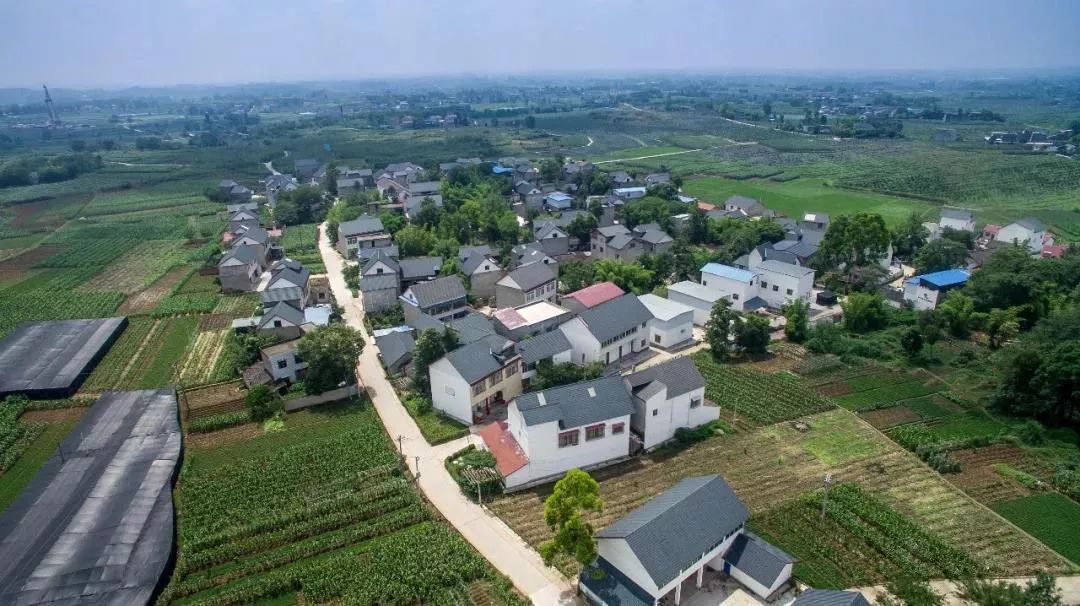 园觉寺村位于福兴镇西北面,毗邻中江县兴隆镇和金堂县赵家镇,是成都市