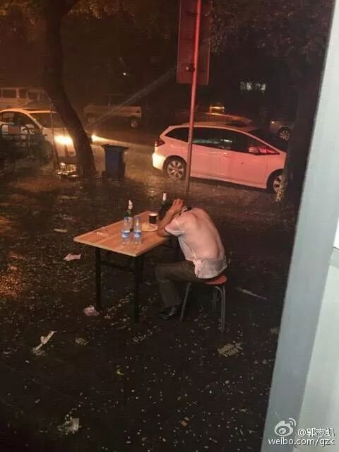大雨中,这个男人独自流泪,背影都是故事