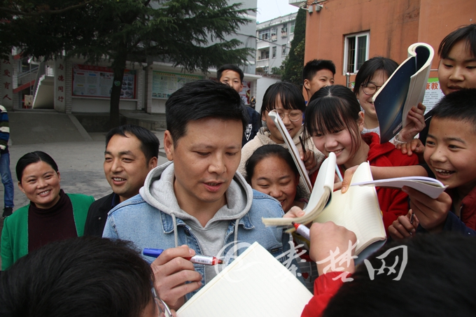 凉水河镇:影视明星潘泰名在学校进行励志演讲