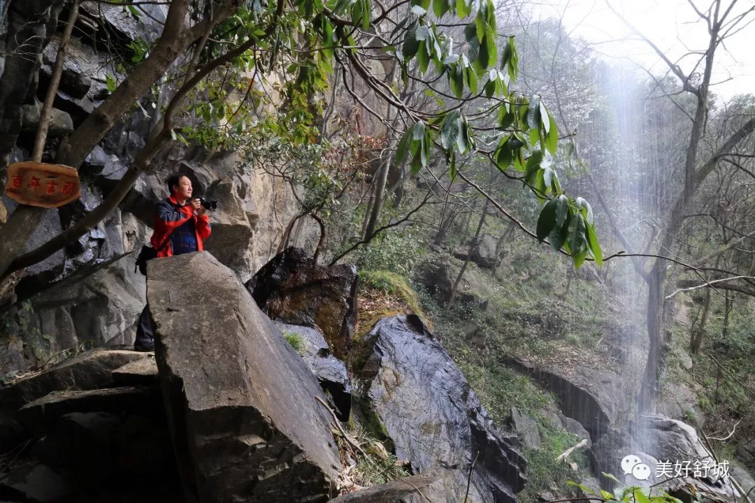 阳春三月,舒城县五显镇秀美的石关风景区春风和煦,山花烂漫,飞瀑泻玉