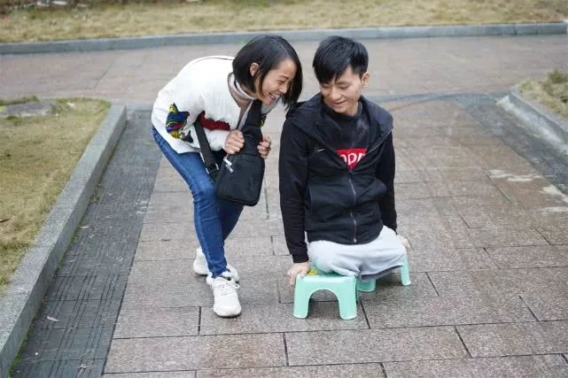 贵州90后美女护士不顾家人反对,嫁无腿小伙,生双胞胎做"励志版"网红