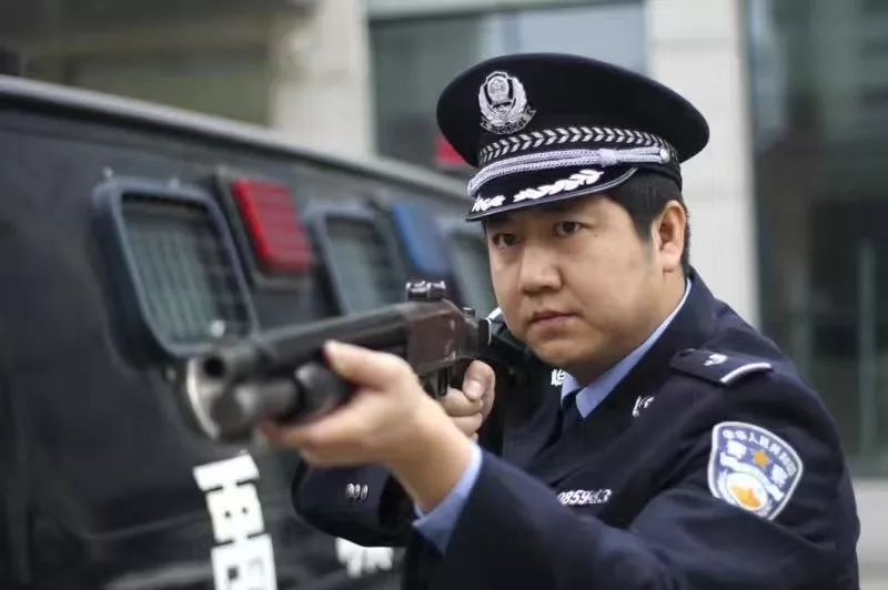 这位硬汉警察哭了