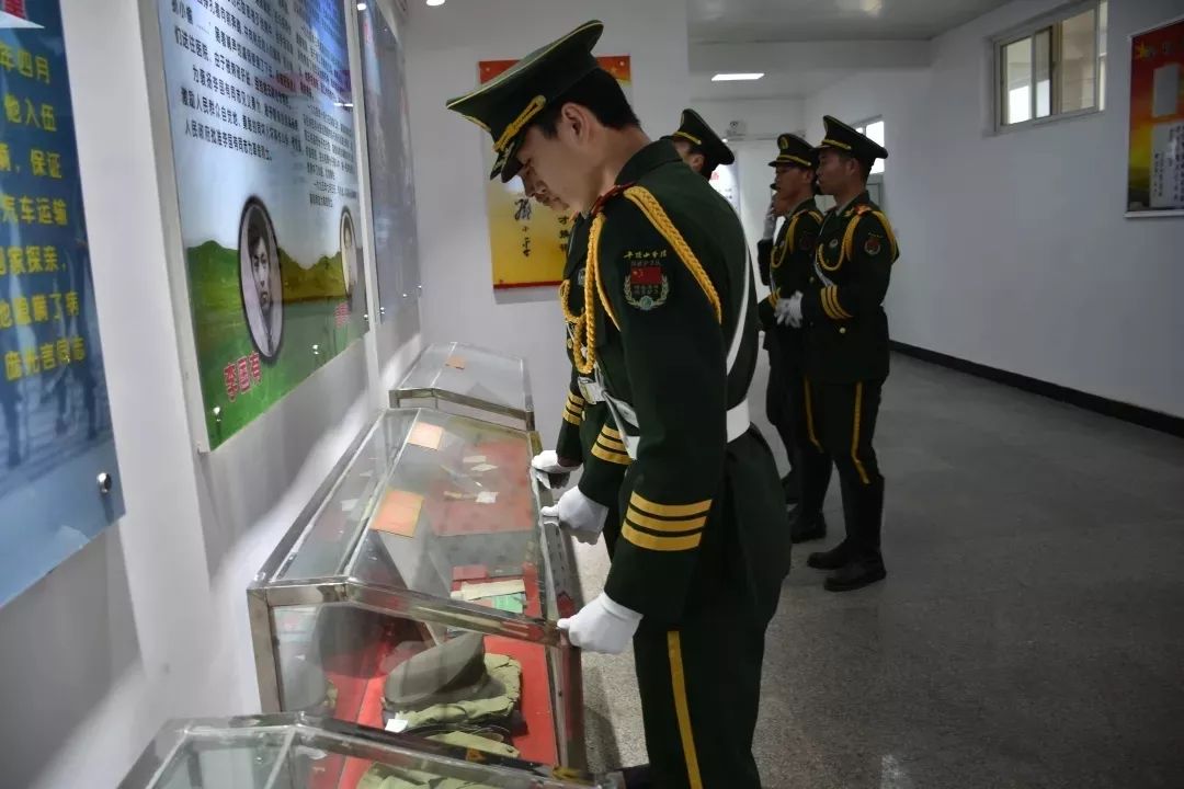 祭扫结束后,同学们参观烈士纪念馆,瞻仰烈士遗物,学习英雄事迹.