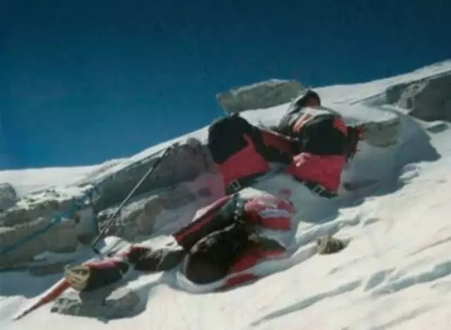 她是第一个丧命于珠峰的女性登山者,她当时身体这样半躺着去世,多年后