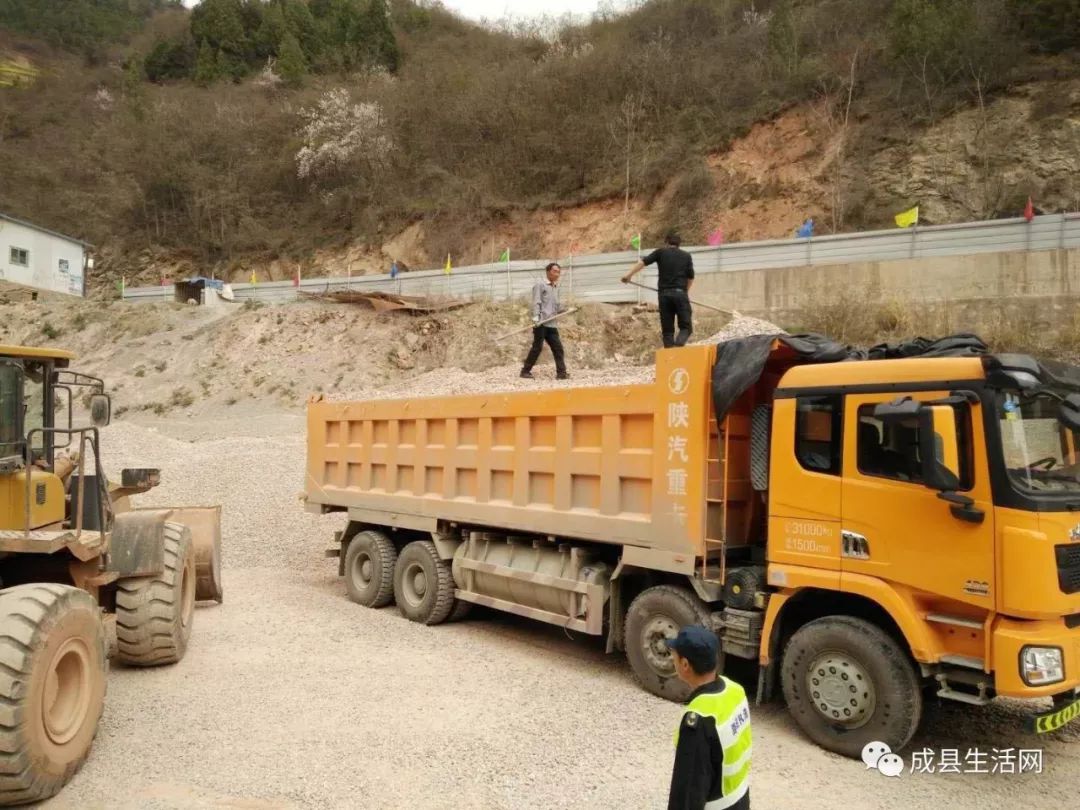 昨日成县公路段阻止一翻斗大货车路面抛撒碎石子行为