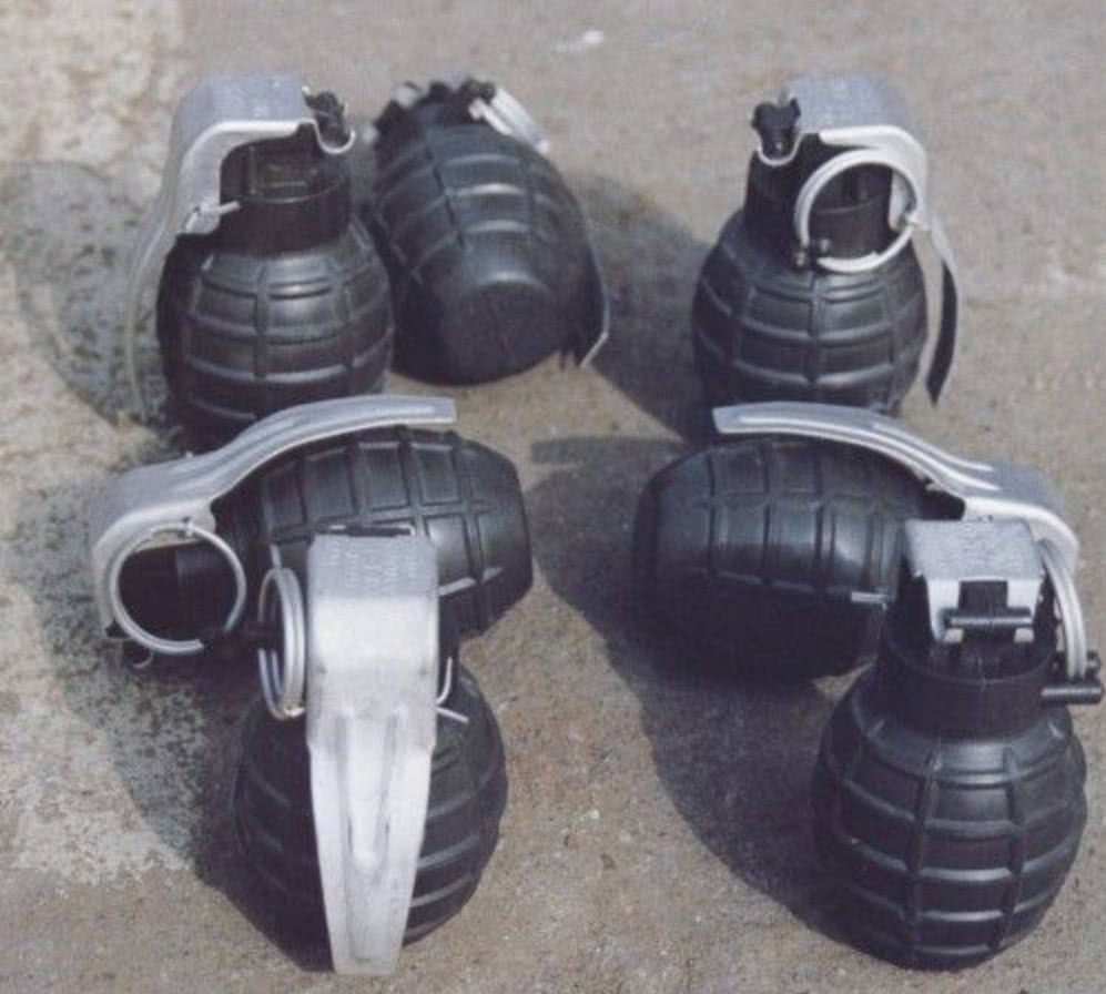 中国制造的手榴弹,取代了77式木柄手榴弹,击中时无烟无火焰