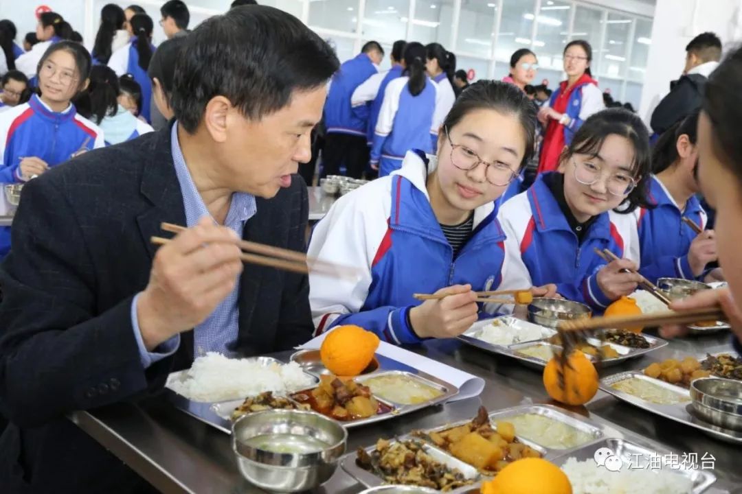 江油多校校长陪餐 学生评选最佳菜品!_食堂