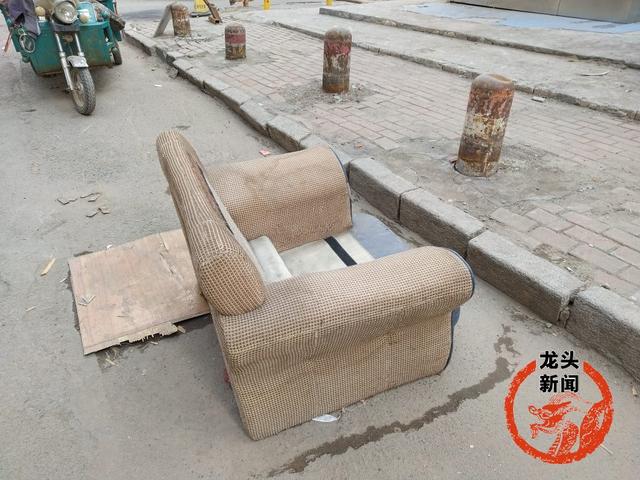 哈市红旗小区:旧轮胎 破沙发 碎椅子 霸占停车位工具各式各样