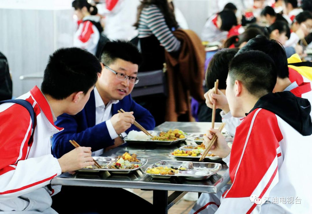 江油多校校长陪餐 学生评选最佳菜品!_食堂