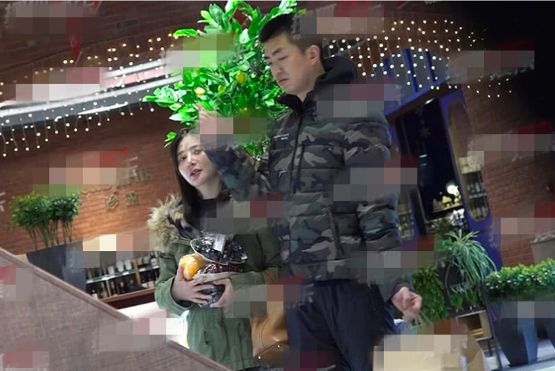 王宝强前绯闻女友熊乃瑾曝光新恋情？与男子逛街，身高差十分