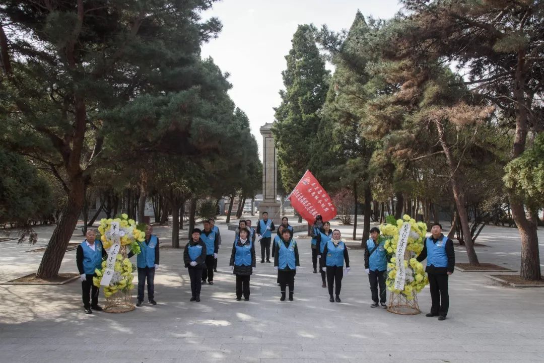 清明节前夕,北戴河区道德模范志愿服务队的志愿者来到昌黎县烈士陵园