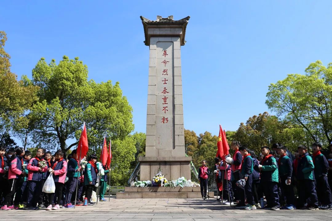 我校部分党员教师代表与四年级全体少先队员步行来到奉化区烈士陵园