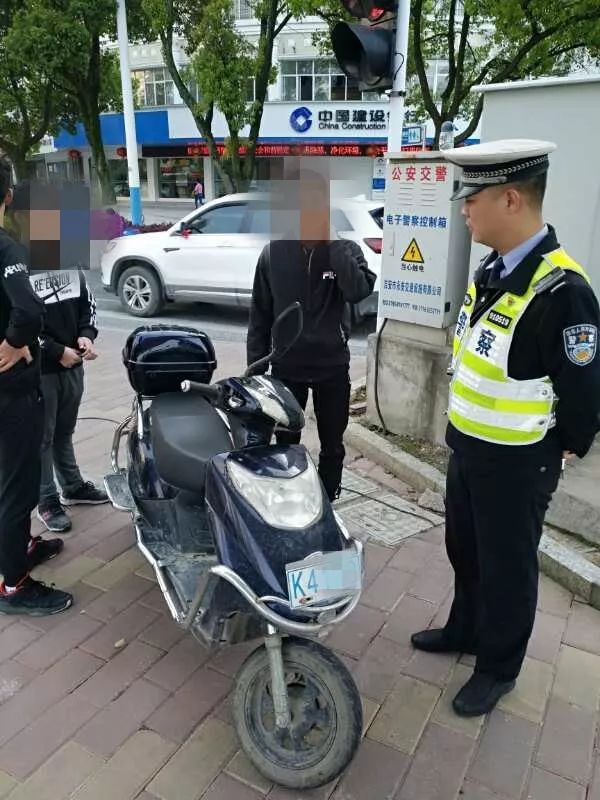 三名未成年人骑电动车出行 交警及时制止并批评教育