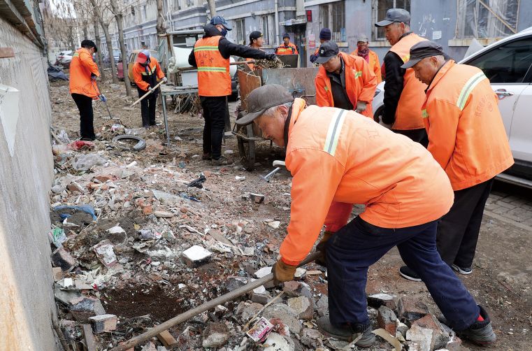 全市150个小区建筑垃圾被环卫工人清理