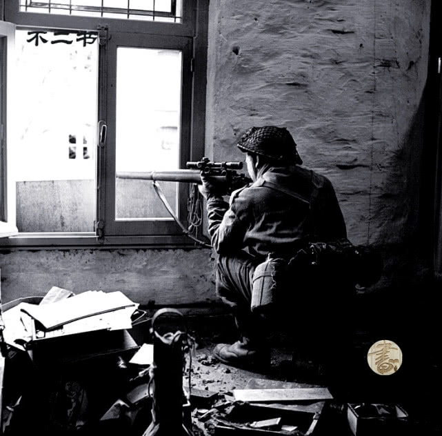 老照片:直击二战镜头下的狙击手 千米拿一血 生死不留情