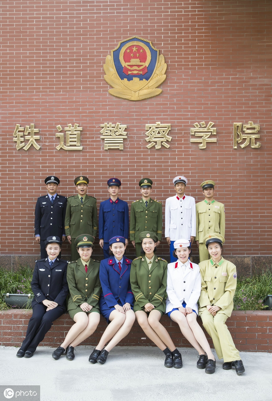 该学院的12名大学生身穿新中国建国以来不同时期的多款警服进行创业