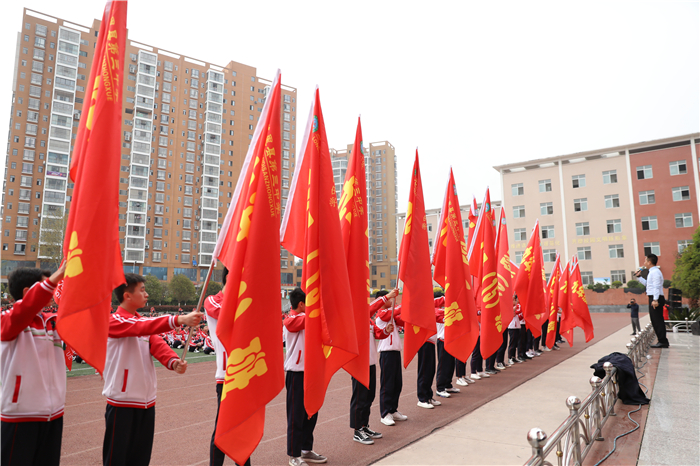 龙里县第三中学举行中考誓师大会