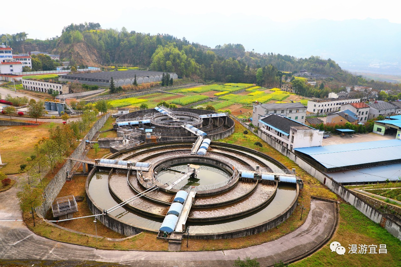 湖北宜昌大坝之上峡江之畔住许家冲民宿静听雨打芭蕉细品耕读时光