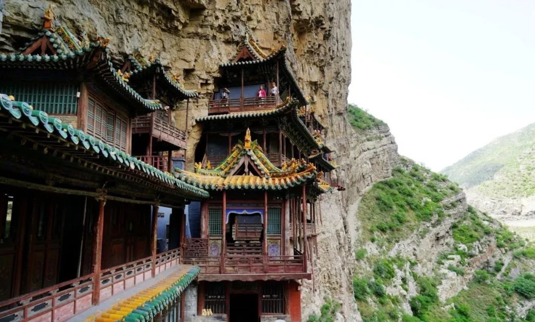 早餐后,乘车赴恒山,游览北岳恒山十八景之首的【 悬空寺】(含首道