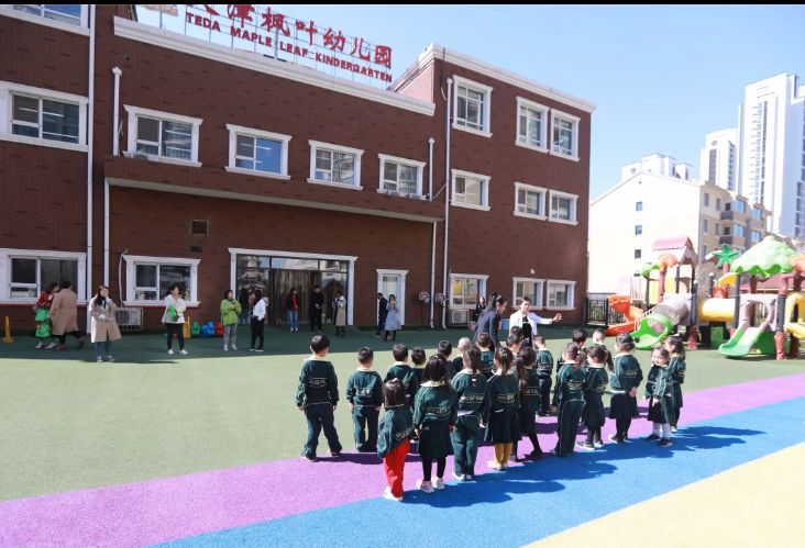 【幼儿园】全国各地知名园长团参观天津枫叶幼儿园