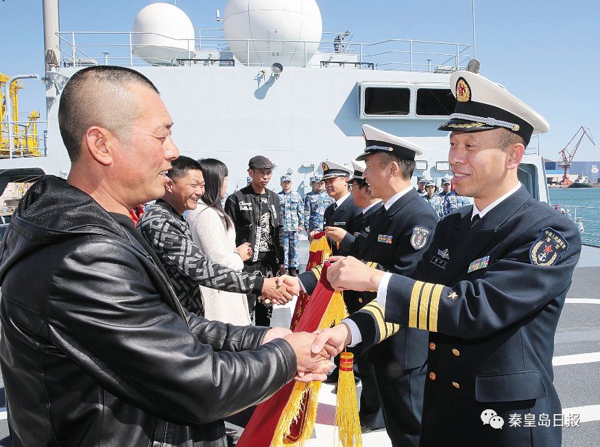 冰冷海面上的暖心救援——海军华罗庚舰官兵救助四名秦皇岛海上遇险