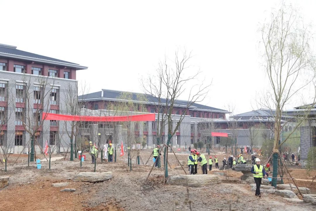 中共湖北省委党校(湖北省行政学院)新校区建设项目位于武汉市黄陂区.
