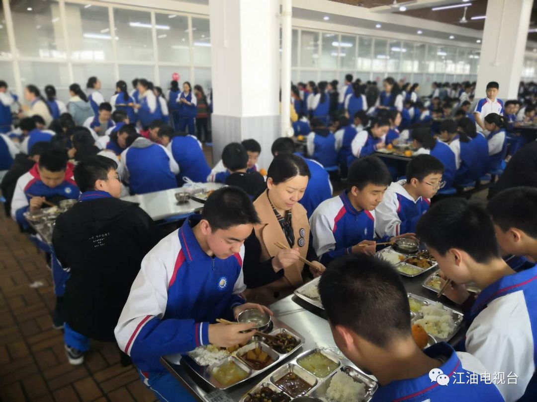 江油多校校长陪餐 学生评选最佳菜品!_食堂