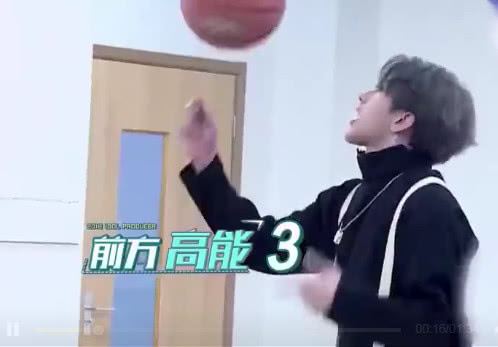 蔡徐坤打篮球出圈了，前方高能，“你打篮球像蔡徐坤”成为流行语