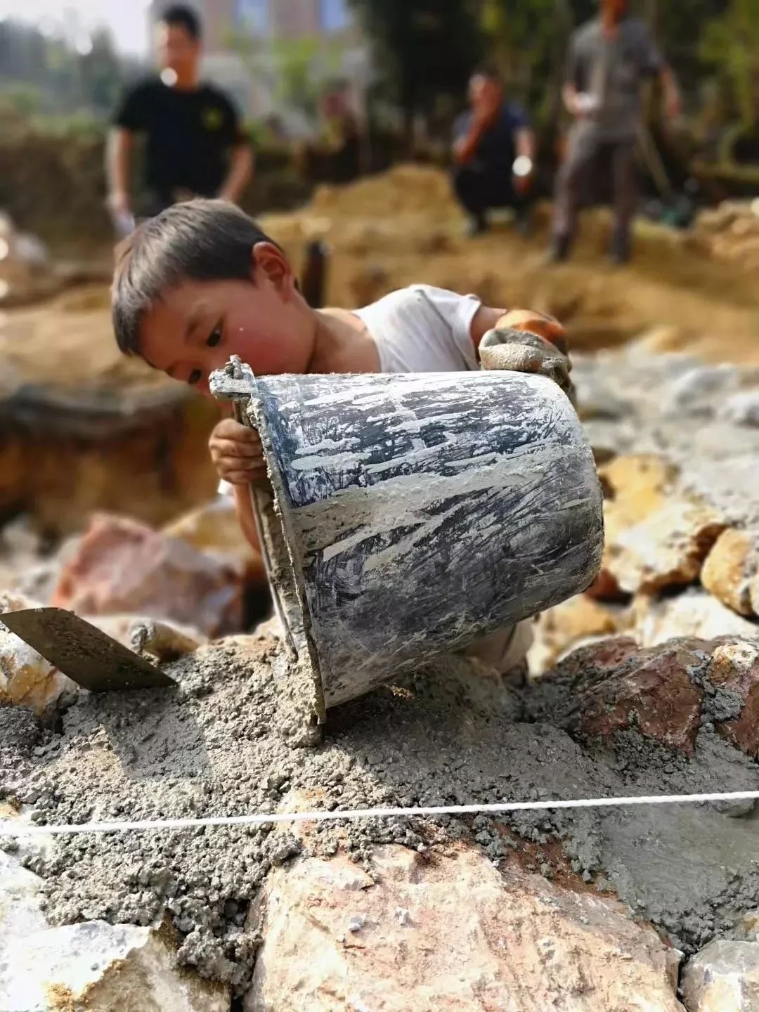 搬石头,拎灰浆…云南4岁小孩帮家里盖房,让人心疼又欣慰!