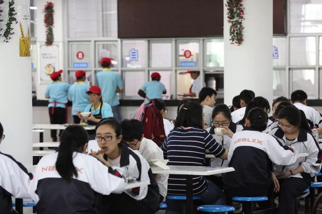 陪餐制度执行第一天,濮阳市教育局局长和学生