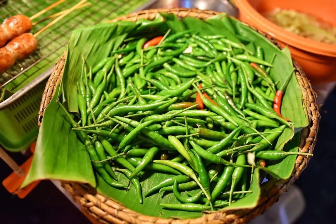 这种炸猪肉摊子一般的标配是生包菜和绿尖椒,免费随便拿,用来中和猪肉