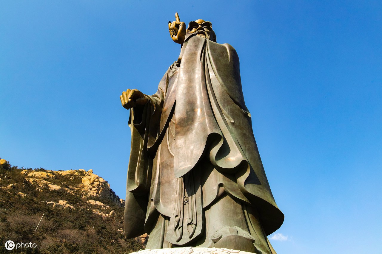青岛崂山建"世界最大老子像",左手指天右手指地,是什么意思?