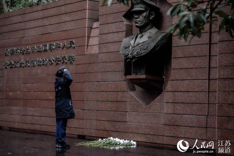 江苏少年警校学警们前往公安英烈纪念墙献花致敬.