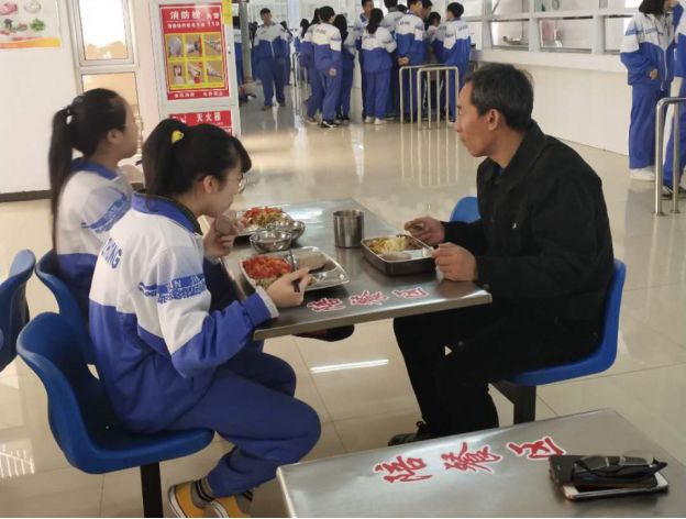 军粮城中学行政老师进食堂陪餐