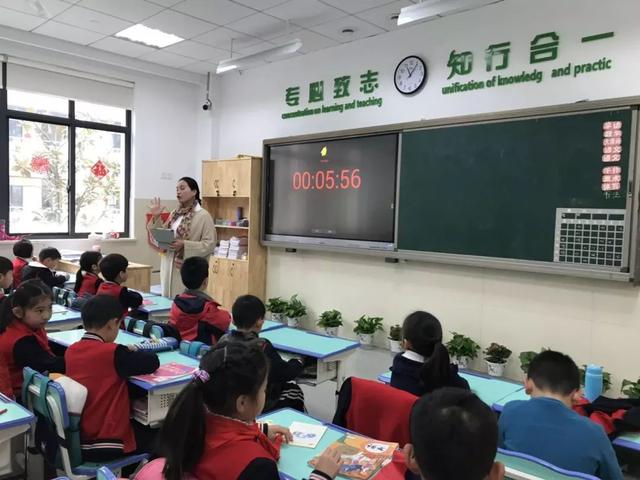 没有了这段距离 课堂温度反而升高了,钱塘实验小学挪掉所有教室讲台