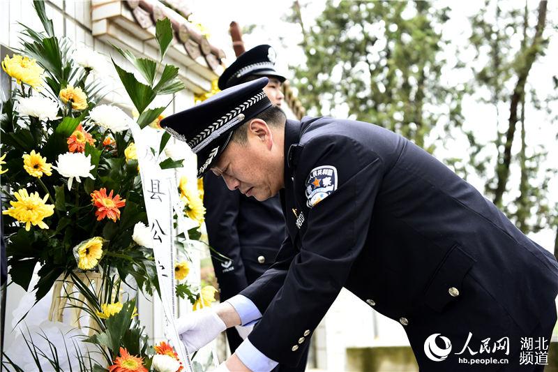 湖北房县开展清明节祭奠英烈活动