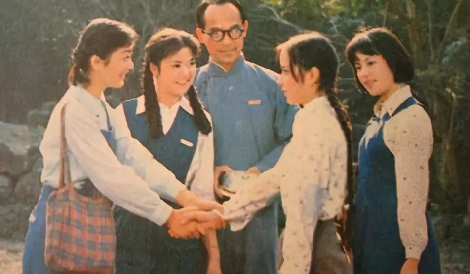 《流金岁月》展现的是70年代的香港,两人剪着bobo头,穿着白色校服的