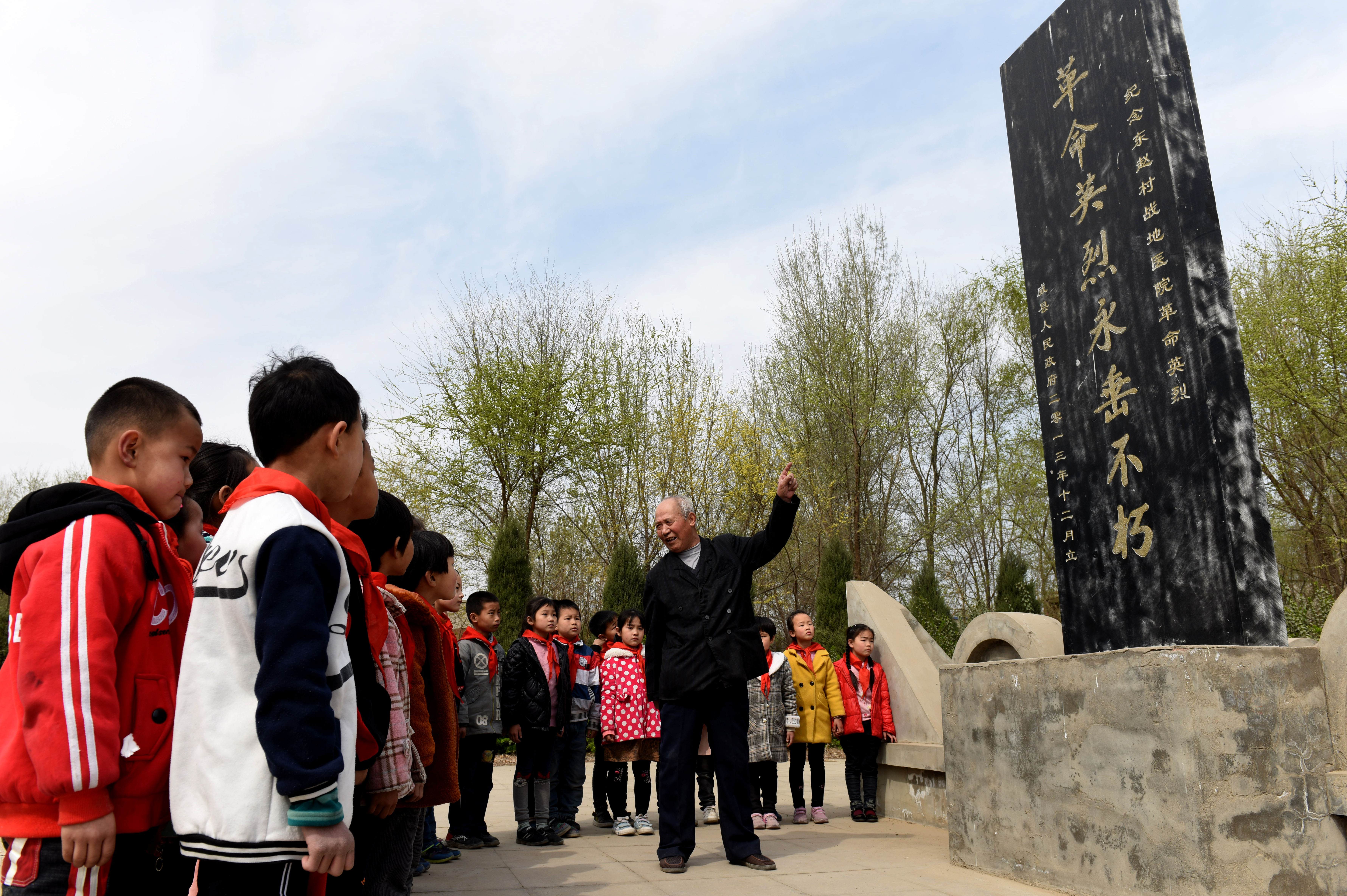 七旬老人守护无名烈士英灵