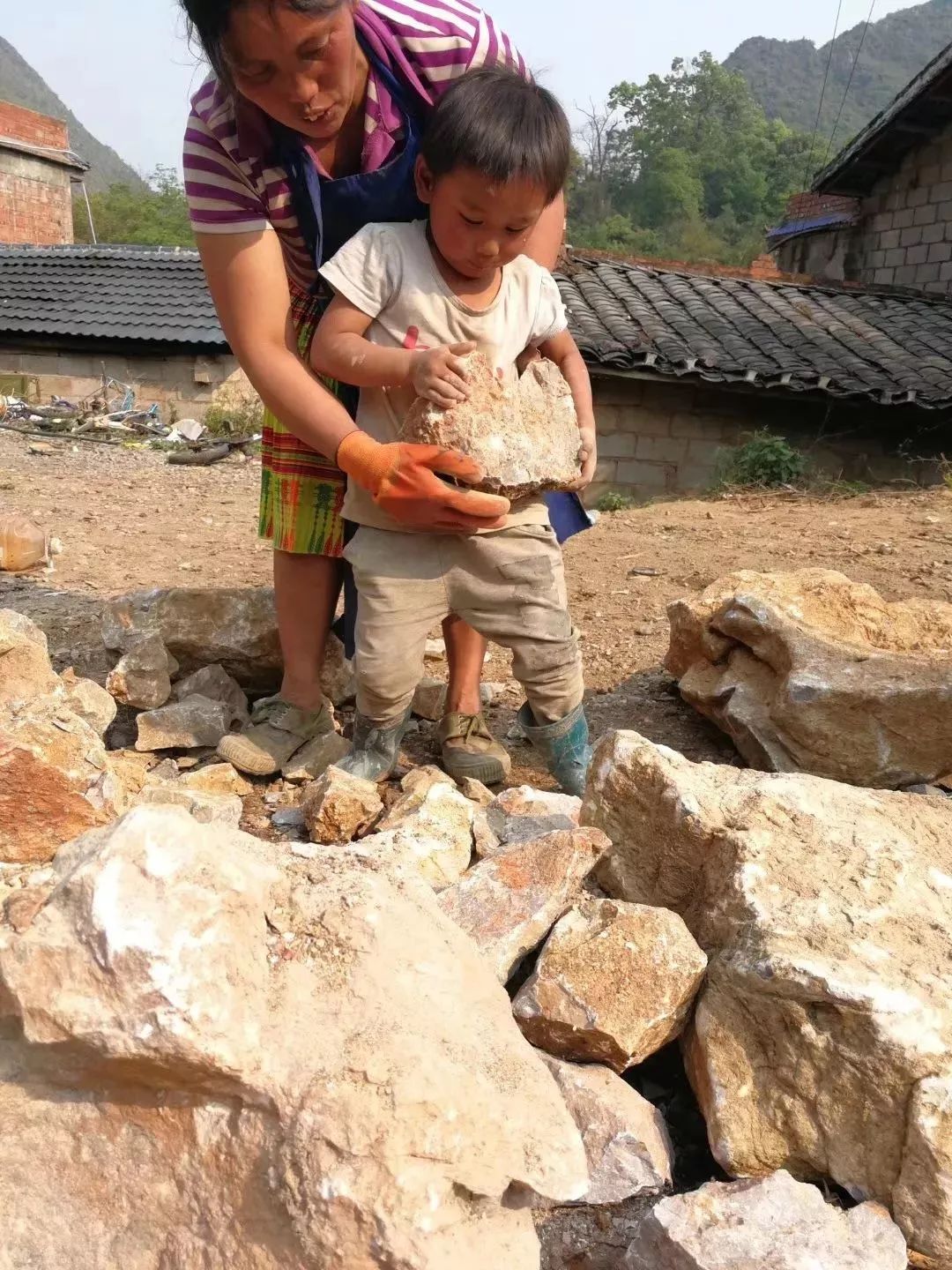 搬石头拎灰浆文山4岁小孩帮家里盖房让人心疼又欣慰