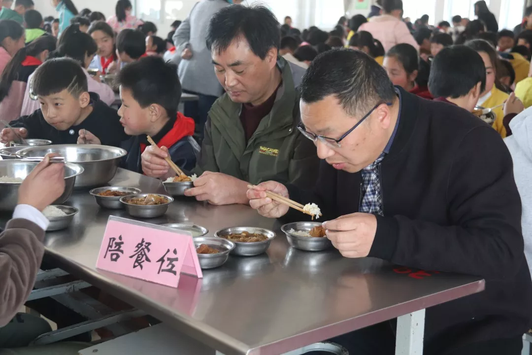 扬州学校食堂饭菜怎么样?校长,家长陪餐以后