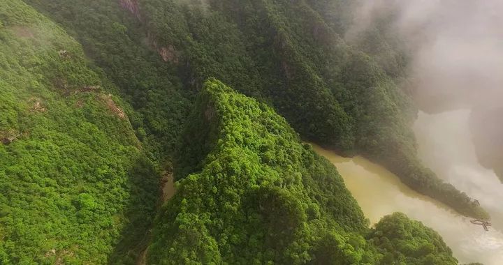 与遂川-抚州断裂带和湖口-南昌-崇义断裂带相接,加里东期和燕山期发生