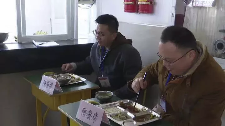 扬州学校食堂饭菜怎么样?校长,家长陪餐以后