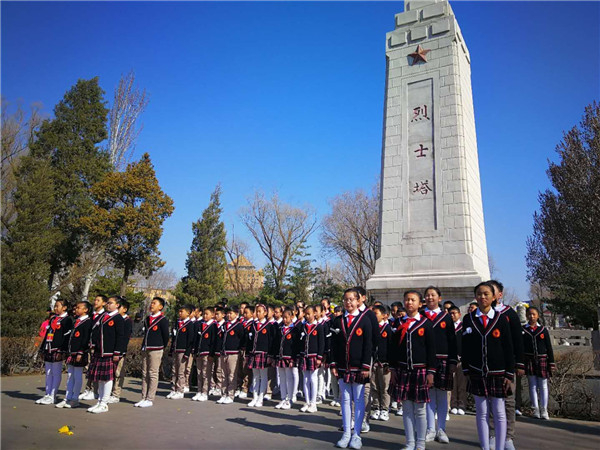 辽宁省开原市实验小学举行追寻先烈足迹清明祭扫活动