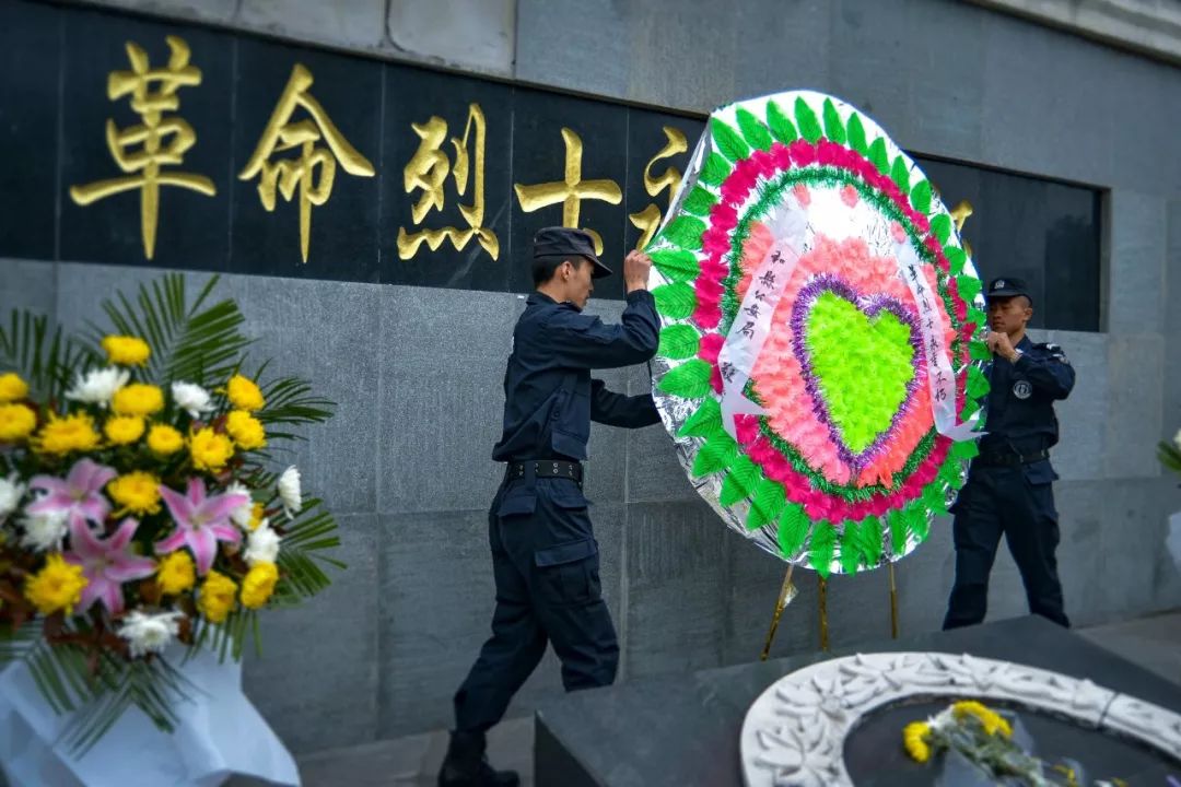 和县公安  4月2日,和县公安局组织民辅警前往西梁山烈士陵园祭奠英烈