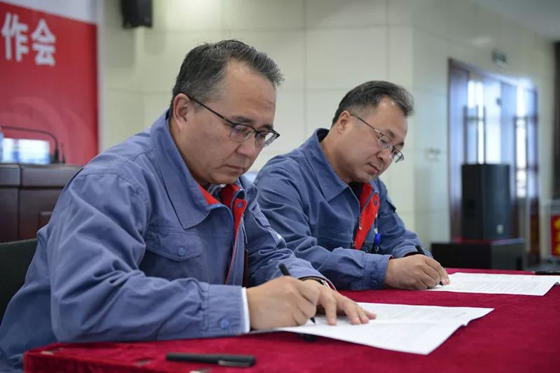 公司总会计师张云明与分管部门负责人 签订《2019年度党风廉政建设
