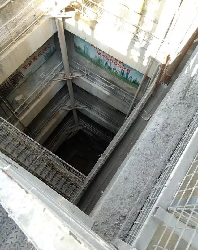 竖井,工人和设备进入地下隧道的通道.