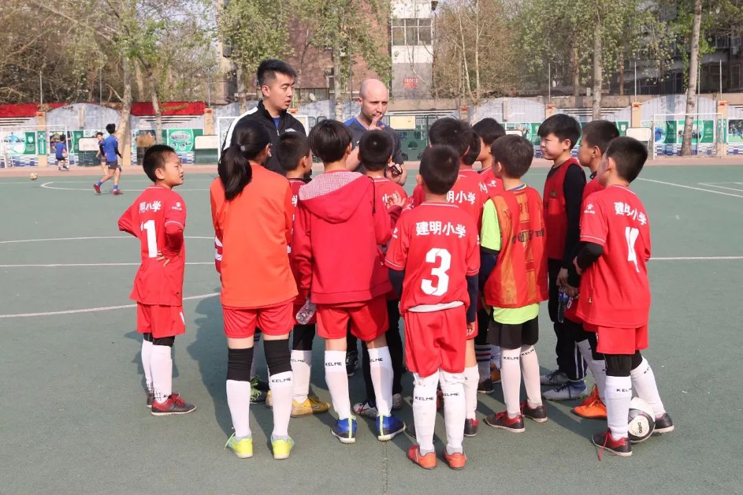 公益丨梯队球员变身教练永昌小球童海选走进建明小学