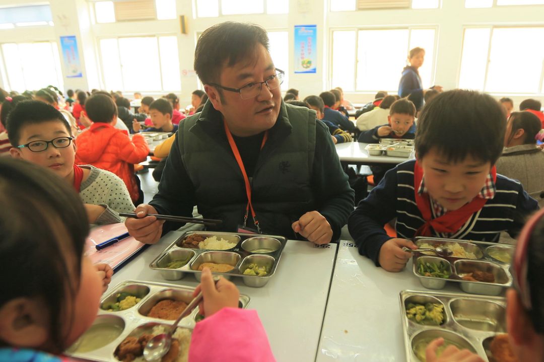 崇明校长,学生们喊您一起去食堂吃饭